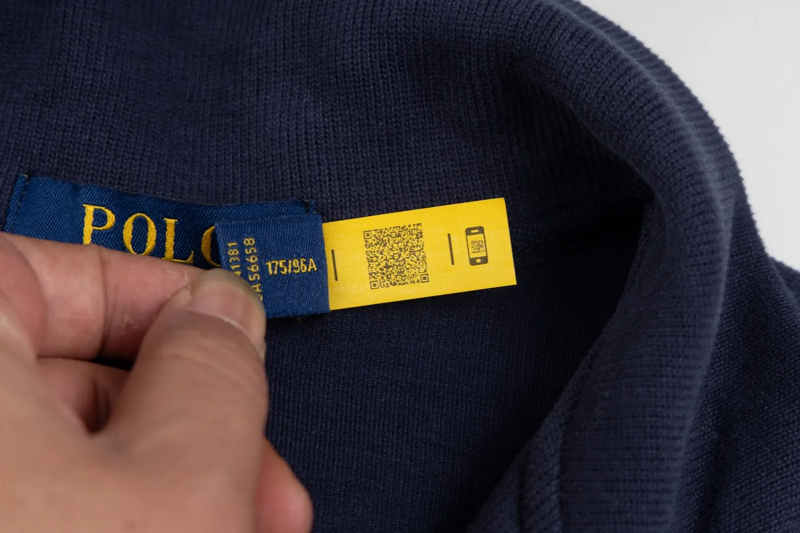 P230 #R97 Ralph lauren twelve-color embroidered pony logo half-zip high-neck long-sleeved knitted sweatshirt. The same style for men and women. The new half-zip sweatshirt for couples to wear in autumn is here! This kind of sweatshirt is really popular this year, even more popular than the hooded sweatshirt. Open the zipper and it can be used as a large lapel, which makes it more fashionable. The color of the classic design of the little war horse on the chest is matched with the embroidery. The simple zipper design echoes the brand logo, so you don’t need to match too much. The sweater version is loose enough! The fabric is custom-woven and dyed 100 cotton. 320g high gram weight 100% cotton knitted cotton with a certain thickness. The fabric is soft and comfortable, and the three-dimensional fabric is full of texture. The stitching is three needles and five threads, which is beautiful and strong. The pattern is also good. Although it is loose, it does not look bulky! - It is not a popular color scheme on the street. The color is pure and highly recommended. The upper body has a particularly high rate of turning heads. Loose style. Big drop shoulder OS style. Same style for men and women. Couple wear. Versatile and practical! Color: Gray, navy, khaki, green label, oatmeal brown label, apricot, black, army green, burgundy, pink, dark gray, light blue, white. Size: S M L XL Length: 70/72/74/76 Bust: 53.5/55.5/57.5/58.5 Shoulder width: 44/45/46/47 Sleeve length: 61/62/63/64